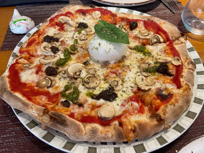 Pizza porcini y burrata
