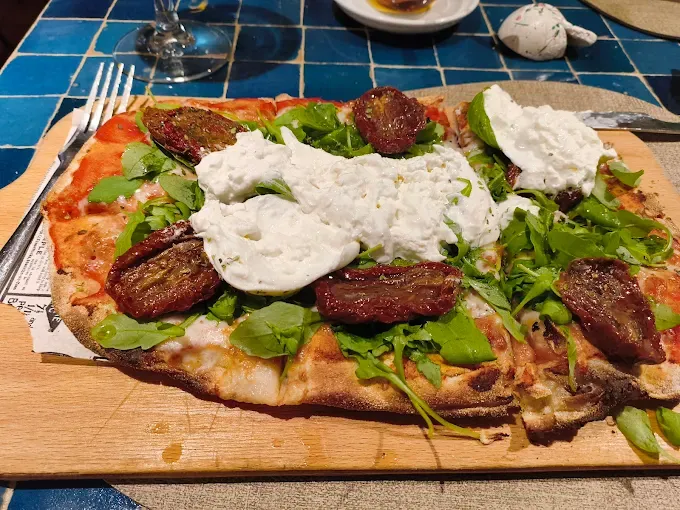 Pizza con burrata y rúcula