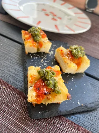 Focaccia con tomate y pesto