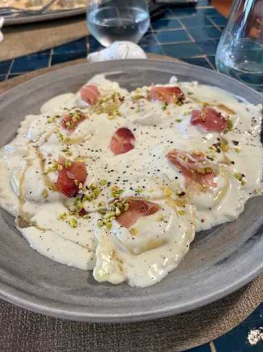 Raviolis con crema y pistachos