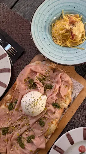 Pizza con mortadella y burrata